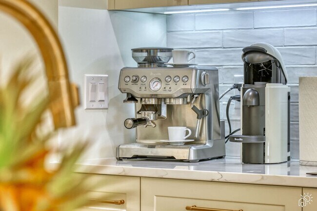 Building Photo - 2215 Amnesty Dr