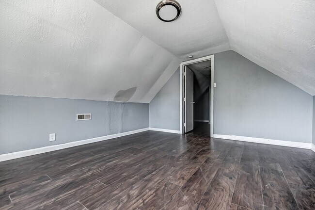 Building Photo - Charming 4 bedroom, 1 bathroom
