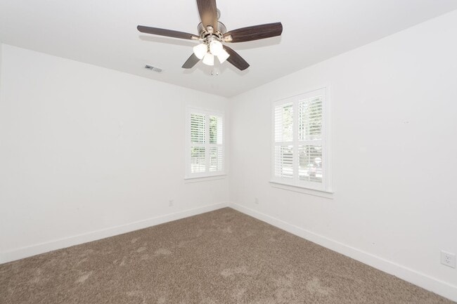 Building Photo - 4 Bedroom 3.5 Bath House in Lawton Park - ...