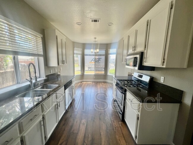 Building Photo - 1605 Paseo Flores Dr