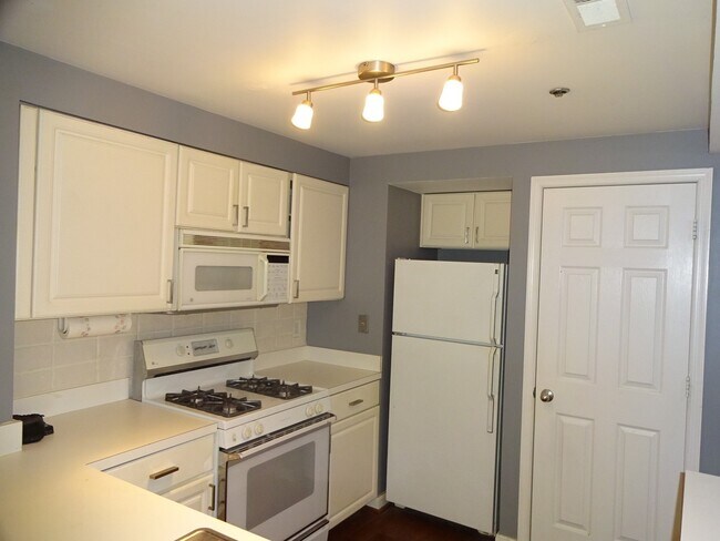 Building Photo - 1BR Condo Two Blocks from Ballston Metro