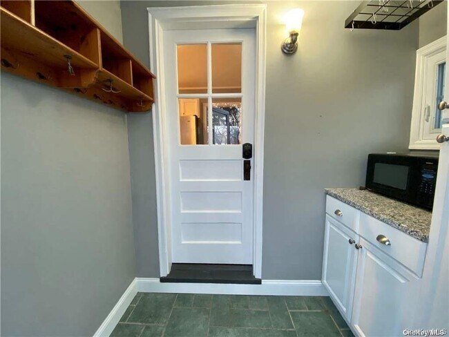 Building Photo - 39 W 7th St