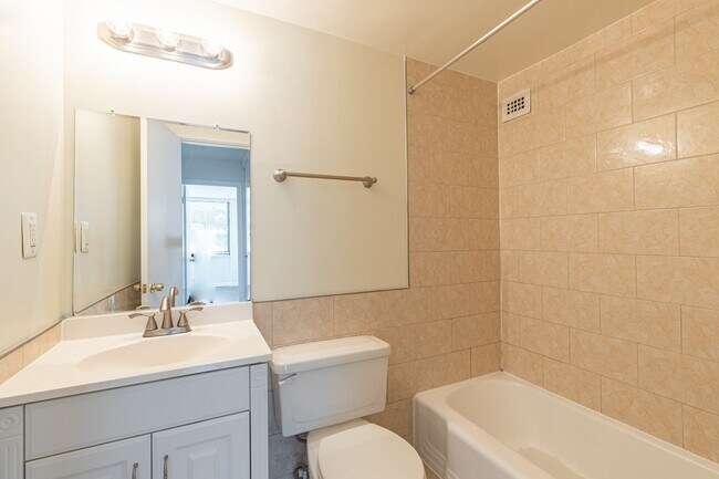Building Photo - Charming garden-level 2-bedroom, 1-bath home
