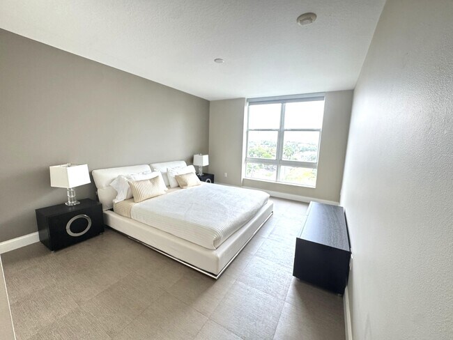 Building Photo - 700 E Boynton Beach Blvd