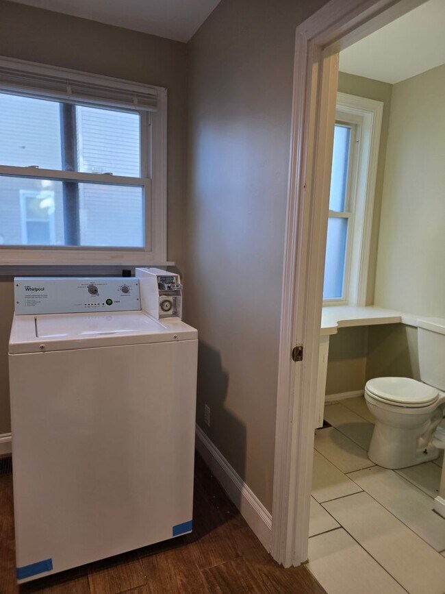 Building Photo - No Brokers Fee, In-Unit Laundry, Eat-in Kitchen, Large bedrooms, 3 Full Bathrooms