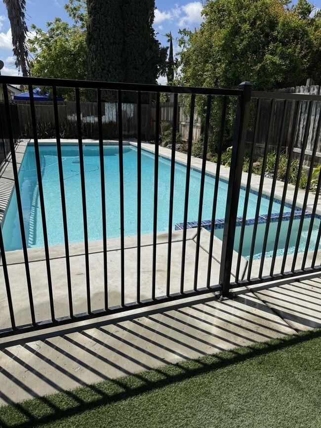 Building Photo - Tracy 4 Bedroom 2 Bathroom Home with a pool