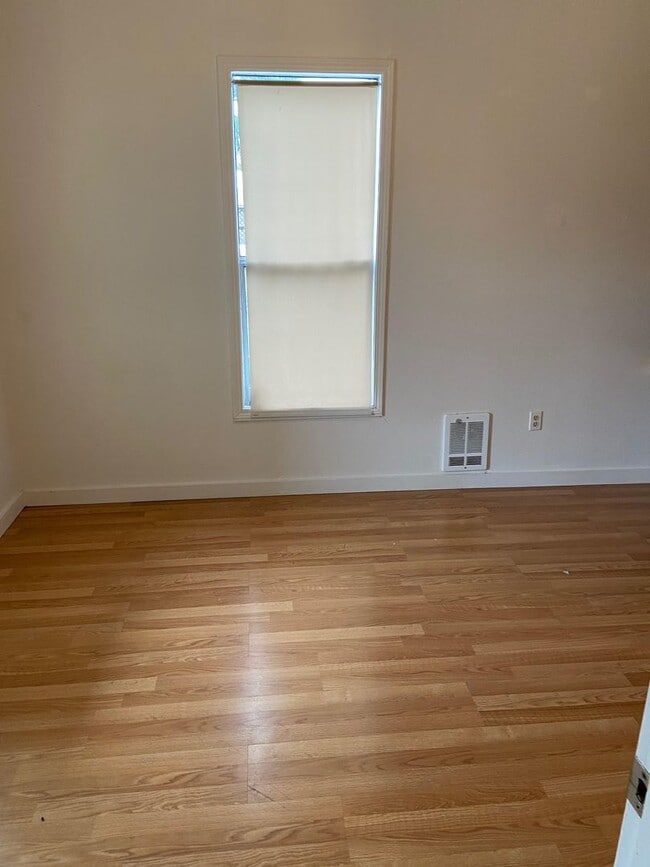 Building Photo - Cozy House