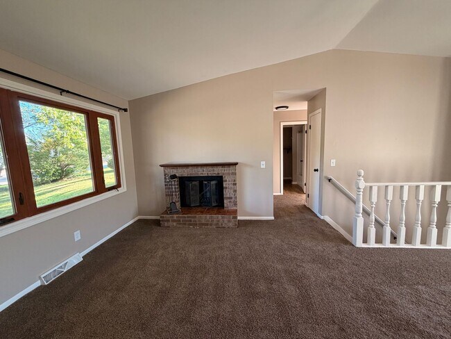 Building Photo - Rockford Schools! 4 Bedroom Duplex