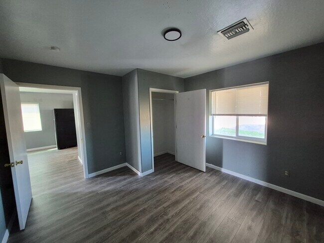 Building Photo - Pueblo Ave