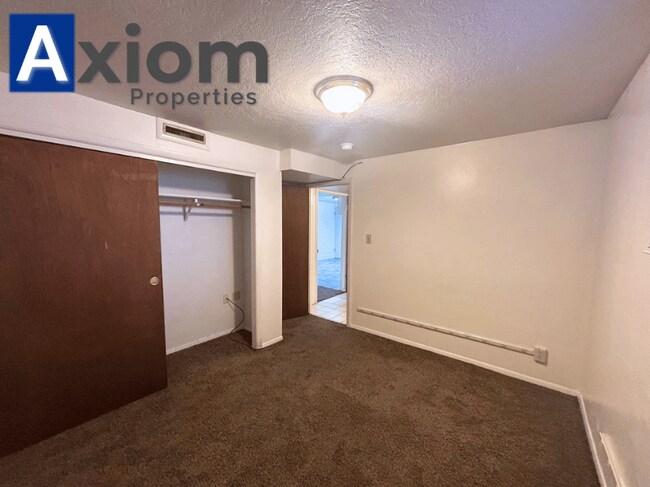 Building Photo - 1005 1/2 Park Lane-