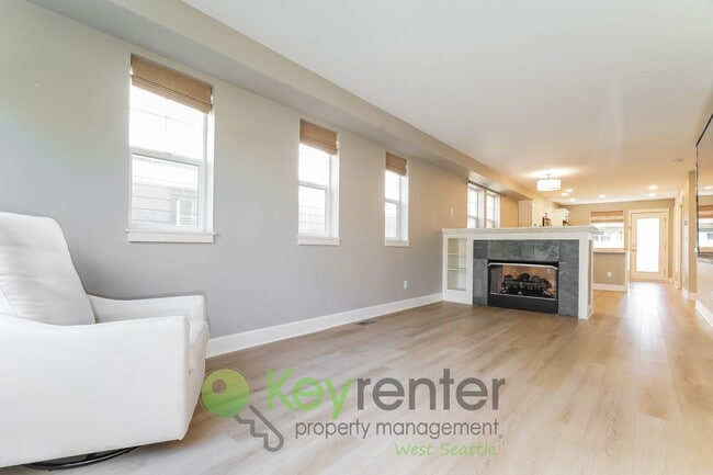Building Photo - Modern 3 Bedroom with Office Space, Balcon...