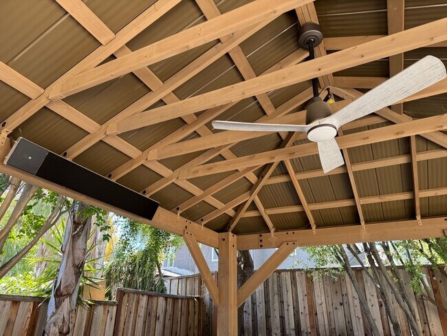Building Photo - Fully remodeled home, Pet friendly with A/...