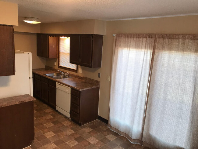 Eat in kitchen/dining room - 702 NW Chapel Dr