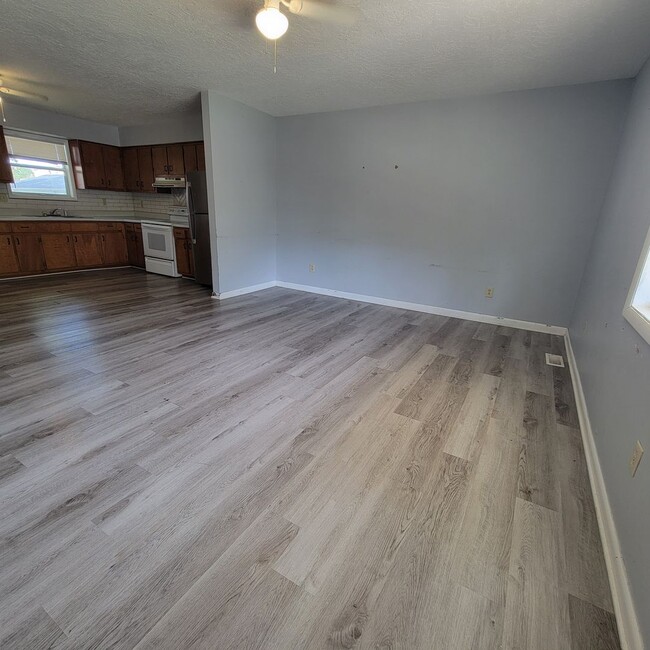 Building Photo - 2/1-Apartment-Sparta City Limits