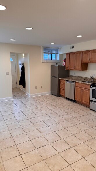 Building Photo - 1112 Oates St NE
