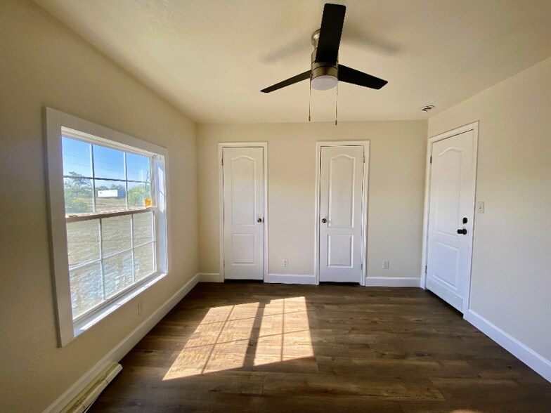 Building Photo - 415 Mostyn Ln