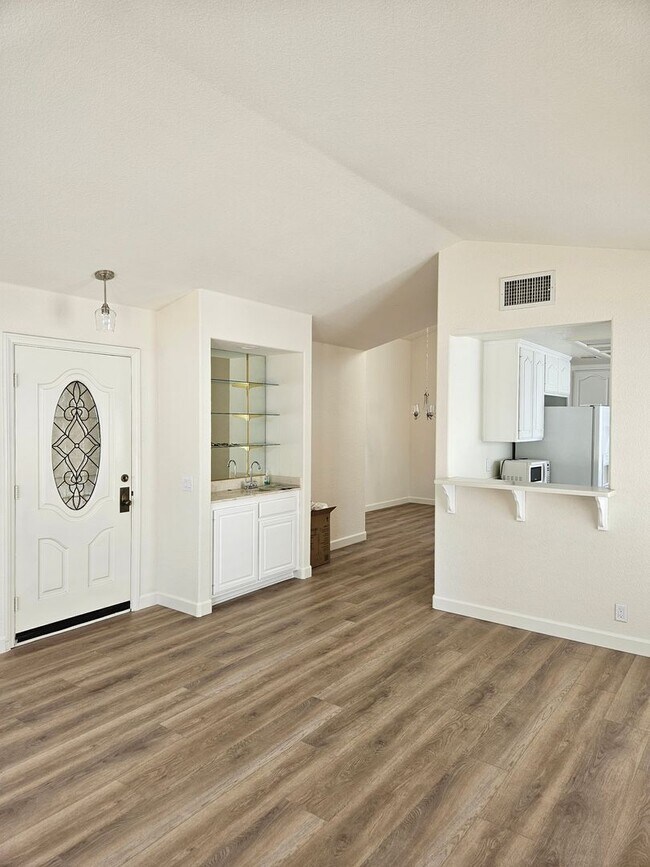 Building Photo - Light, bright and spacious 3 bedroom Coronado condo with garage!