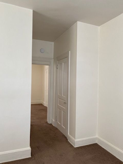 Building Photo - 2nd Floor 1 BR Apt Located On Derry St