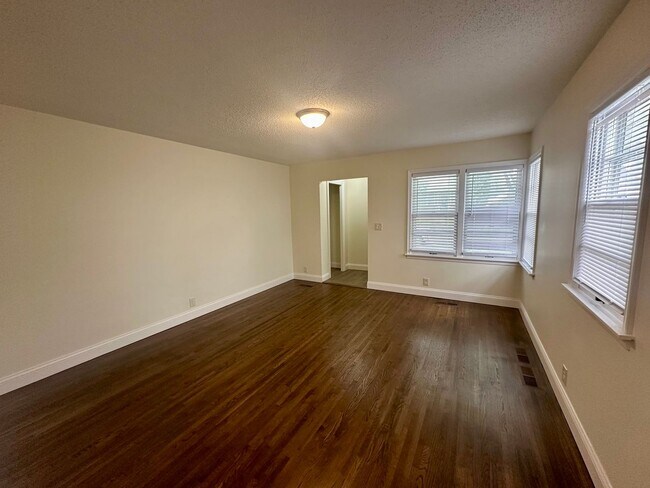 Building Photo - Large 1 bedroom side by side w/ LOTS Of UP...