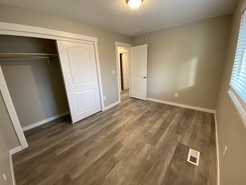 Building Photo - 373 Lakewood Dr