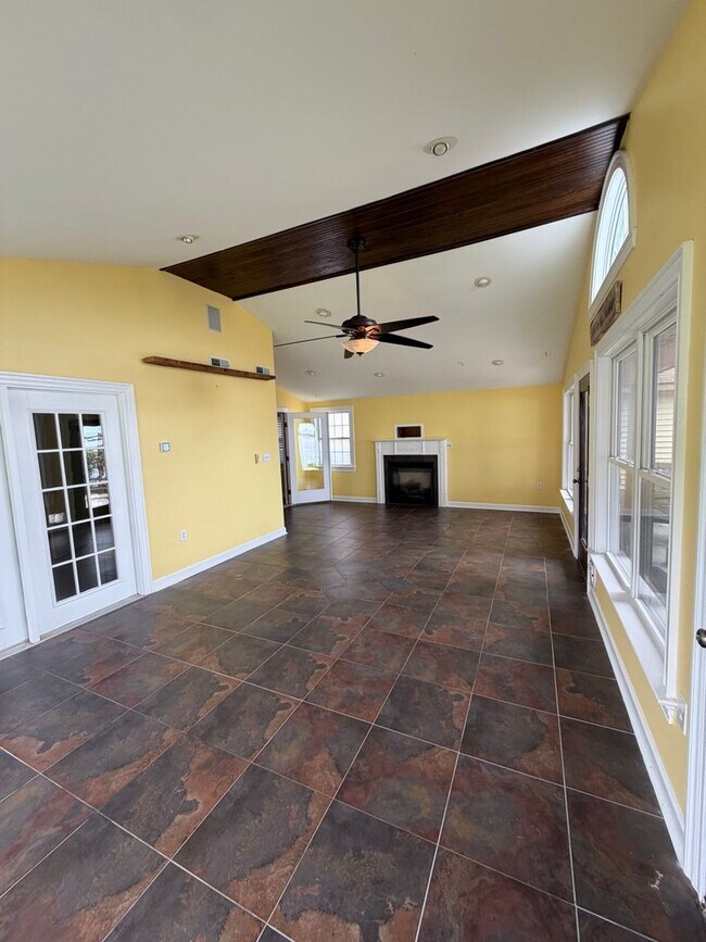Building Photo - Fabulous 3 bedroom 2 bath in waterfront community!