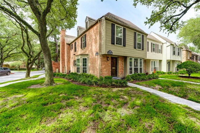 Building Photo - 13050 Trail Hollow Dr