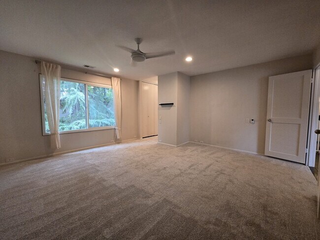 Building Photo - 1036 Vanderbilt Way