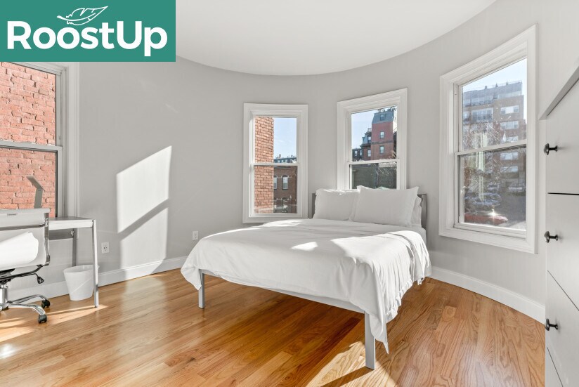 Building Photo - Furnished Bedroom with Private Bath in Sou...