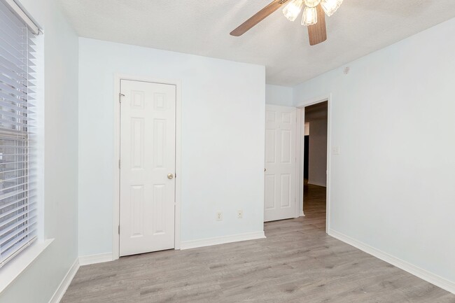 Building Photo - Adorable Home with fenced in backyard!