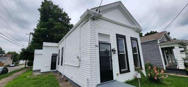 Building Photo - 854 Milton St