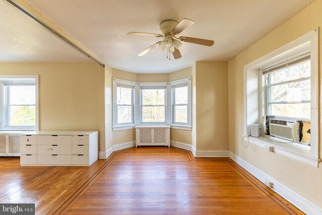 Building Photo - 2216 Georges Ln