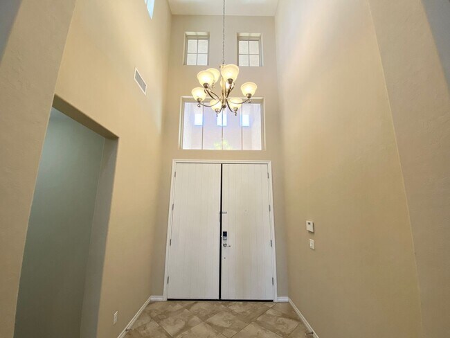 Building Photo - 4/BD 3.5/BA Spacious Home in Gated Communi...
