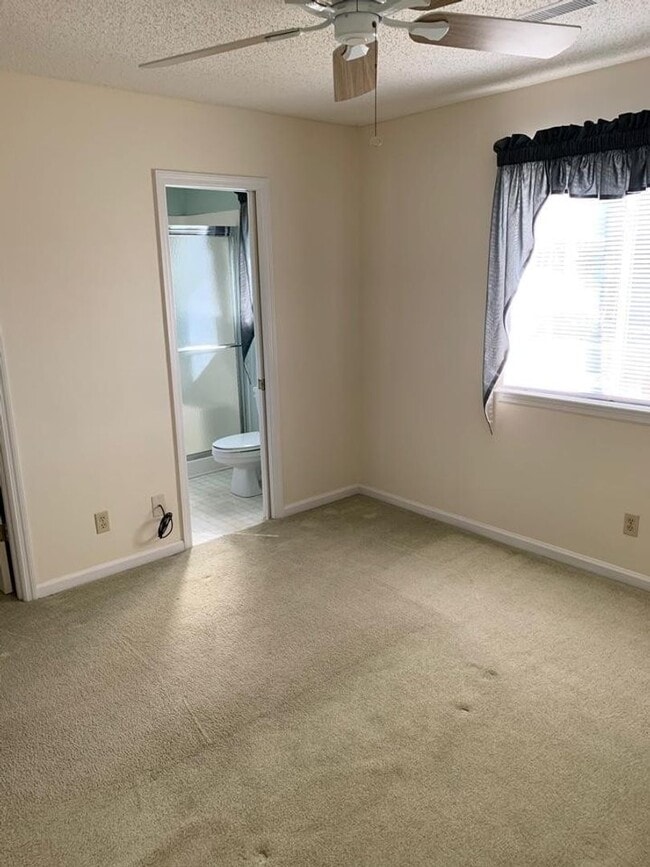 Building Photo - 2 bedroom 2 bath condo. Second Floor $1350/month