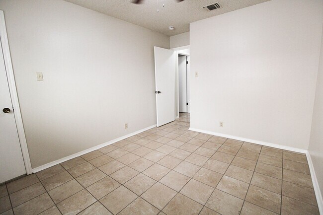Building Photo - 3223 Tree Grove Dr