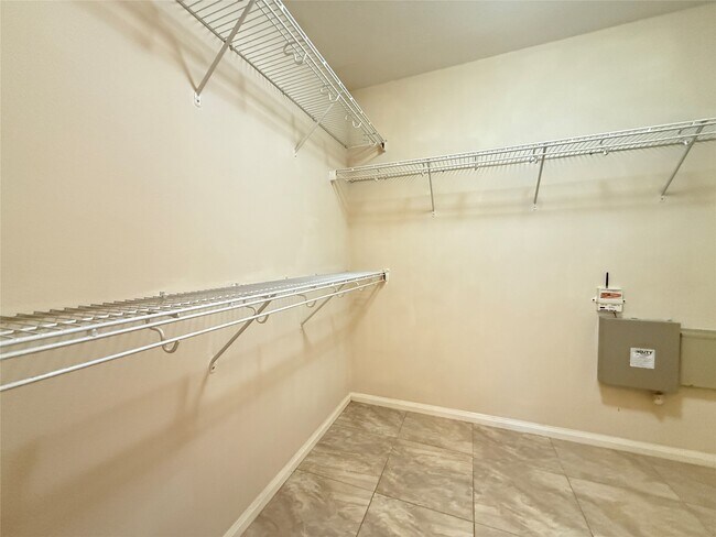Building Photo - 12811 Mills Breeze Dr