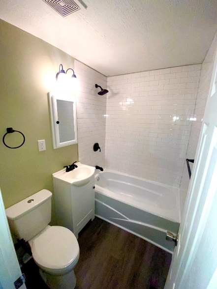 Building Photo - 717 Cornelia Dr