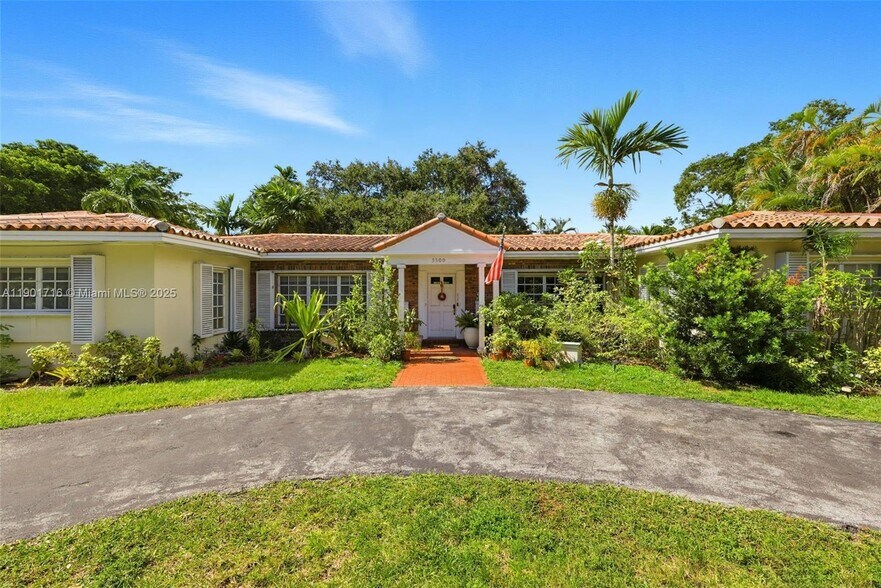 Primary Photo - 3300 Segovia St