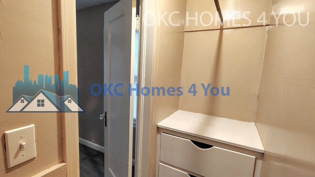 Building Photo - Move In Special!  3 Bedroom, 1 Block South...