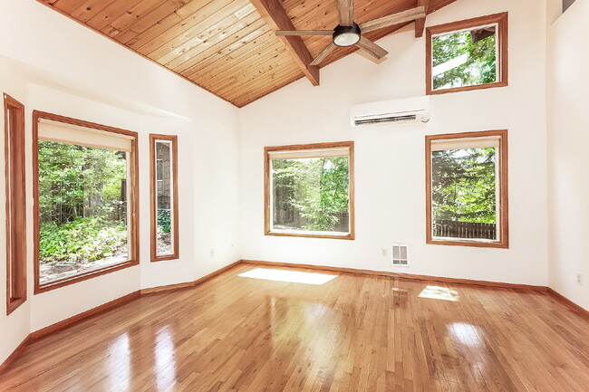 Building Photo - Charming Enatai Craftsman Near Lake Washington – 3BR/2BA- AVAILABLE NOW!