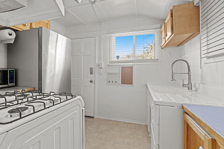 Building Photo - 439 Howland Canal