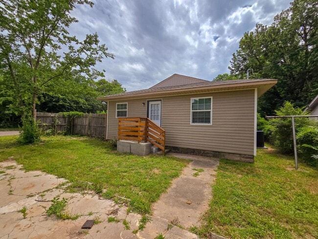 Building Photo - 3 Bedroom, 1 Bath Home in Shawnee!