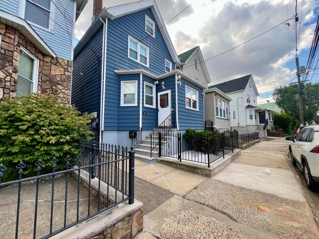 Building Photo - 184 Chestnut St