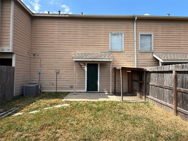 Building Photo - 10007 Emerald Creek Dr