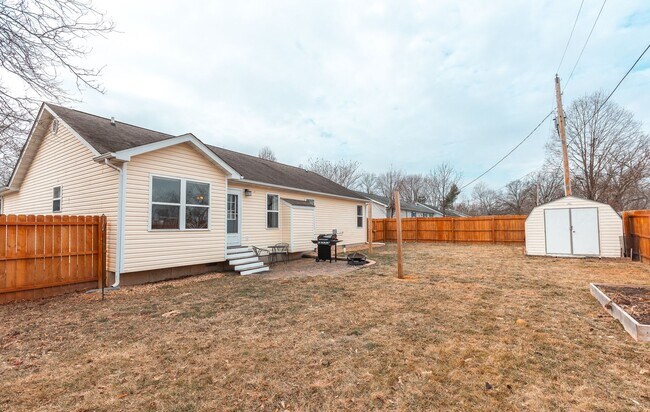Building Photo - 3bd/2ba home available in November