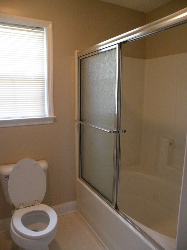 Building Photo - Centrally Located Home in New Bern-3 Bedroom With FROG