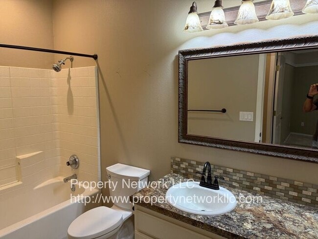 Building Photo - Outstanding 3 Bedroom Fairview Home