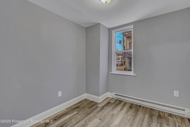 Building Photo - 916 W Linden St