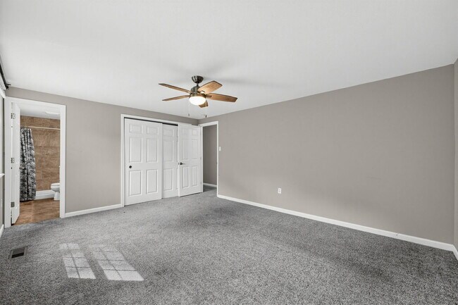 Building Photo - 4419 S Shore Dr