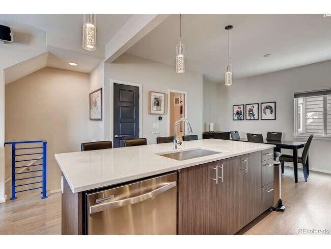 Building Photo - 2725 W 25th Ave