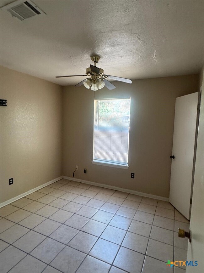 Building Photo - 213 Blanket Dr